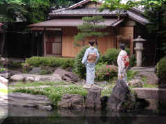 Yasukuni-jinja kimonos.jpg (65332 bytes)