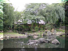 Yasukuni-jinja lac.jpg (73853 bytes)