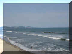 Enoshima - sea surf.jpg (28518 bytes)