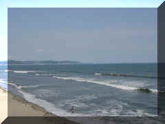 Enoshima - sea surf.jpg (28518 bytes)