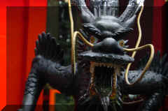 Hakone - temple dragon.jpg (35885 bytes)