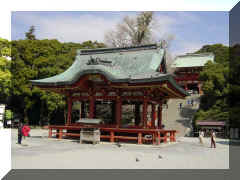 Kamakura - Hachiman-gu1.jpg (54420 bytes)