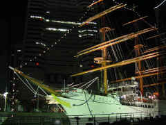 Yokohama - bateau Mirari Minai 21 nuit.jpg (62268 bytes)