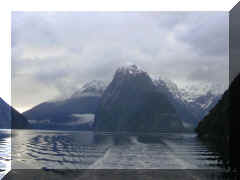 Milford Sound - cruise12.jpg (31130 bytes)