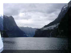 Milford Sound - cruise4.jpg (33449 bytes)